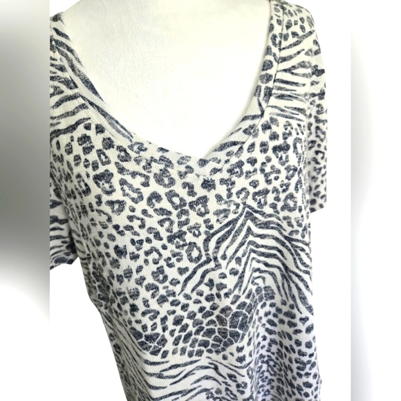 Z Supply White and Black Lepard Print Soft Knit Short Sleeve V-neck Pullover L - Picture 3 of 7